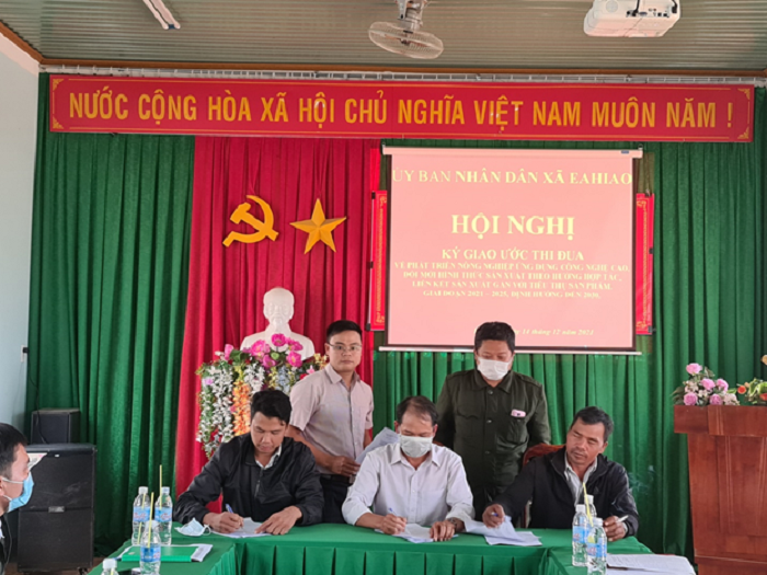UBND xã Ea Hiao ký kết giao ước thi đua về thực hiện mô hình sản xuất nông nghiệp công nghệ cao.